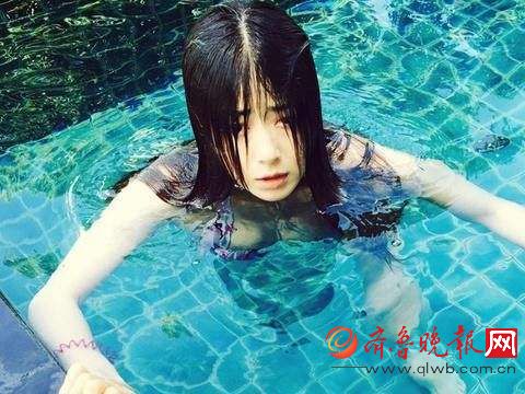 女星泳池素颜照，杨幂皮肤紧致，蒋欣却很惊悚！