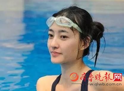女星泳池素颜照，杨幂皮肤紧致，蒋欣却很惊悚！