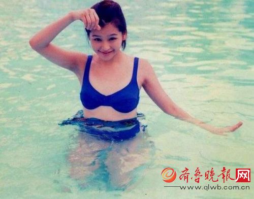 女星泳池素颜照，杨幂皮肤紧致，蒋欣却很惊悚！