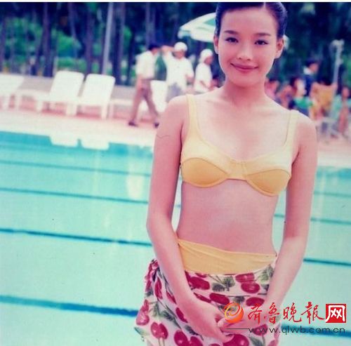 女星泳池素颜照，杨幂皮肤紧致，蒋欣却很惊悚！
