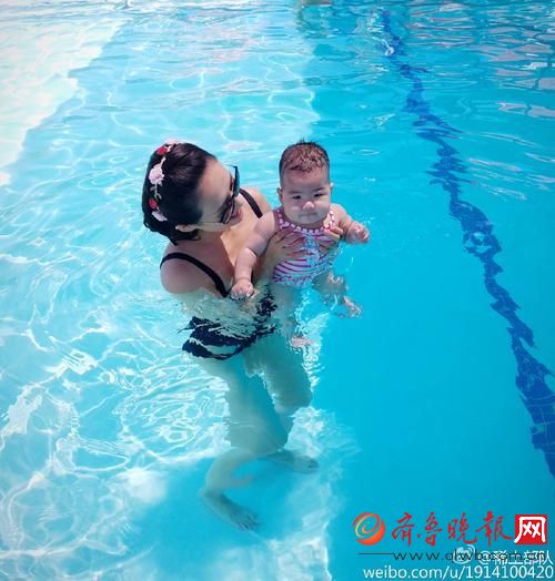 女星泳池素颜照，杨幂皮肤紧致，蒋欣却很惊悚！