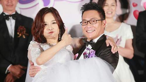 46岁陈松伶发福脸圆显富态 穿婚纱获公主抱
