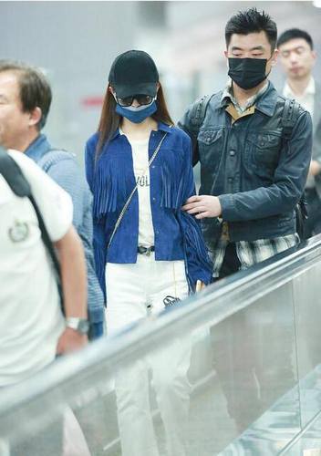 赵丽颖的男助理福利太好 与女神如此亲密[1]