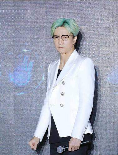 薛之谦这次染了个绿头发 还公然吐舌卖萌