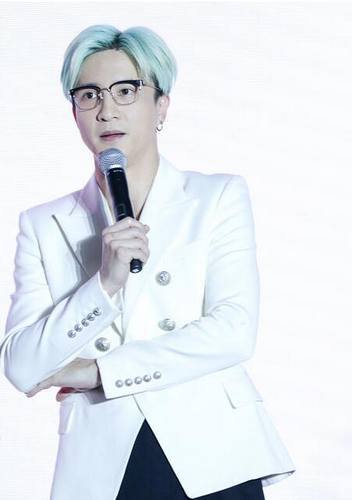薛之谦这次染了个绿头发 还公然吐舌卖萌