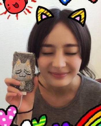 女星闭眼自拍 刘亦菲如睡美人李小璐网红风杨幂甜美