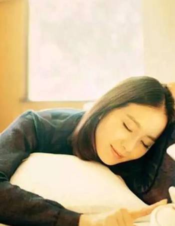 女星闭眼自拍 刘亦菲如睡美人李小璐网红风杨幂甜美