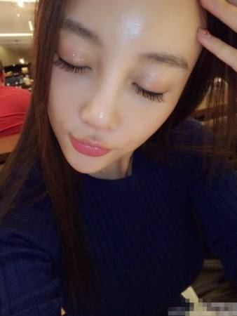女星闭眼自拍 刘亦菲如睡美人李小璐网红风杨幂甜美