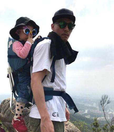 爸爸力MAX！张震爬山全程背着女儿
