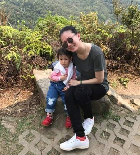 爸爸力MAX！张震爬山全程背着女儿
