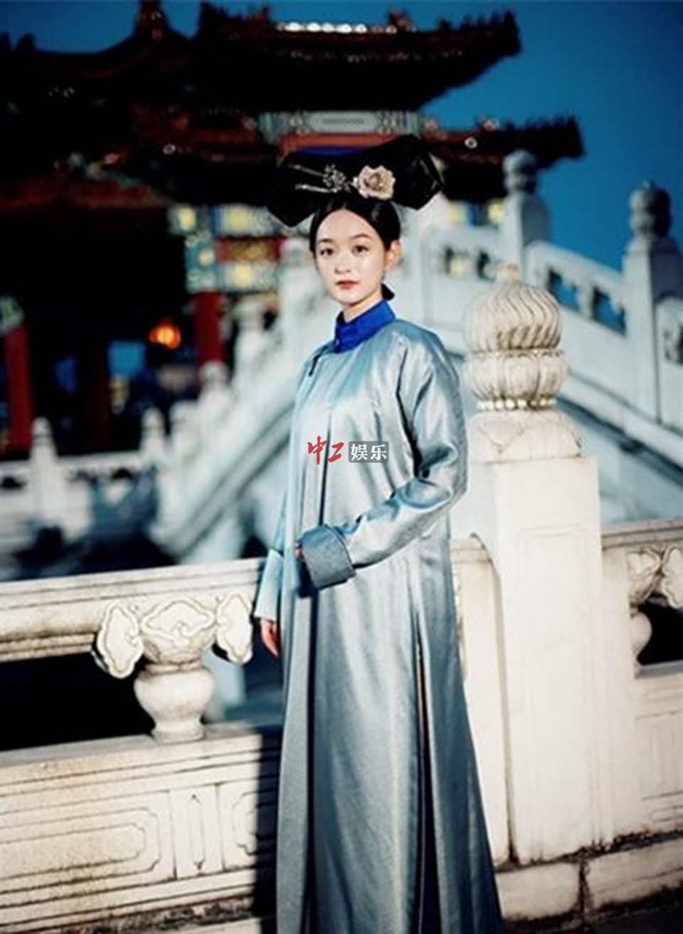 《如懿传》剧组首开探班见众妃：众小主戏外“抢零食”“开英语角”生活丰富