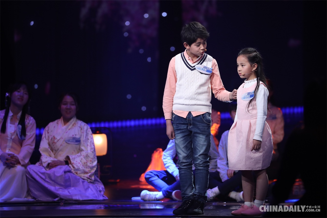 发布会现场,总导演王昕轶客串主持人,讲述节目制作理念,以及全方位