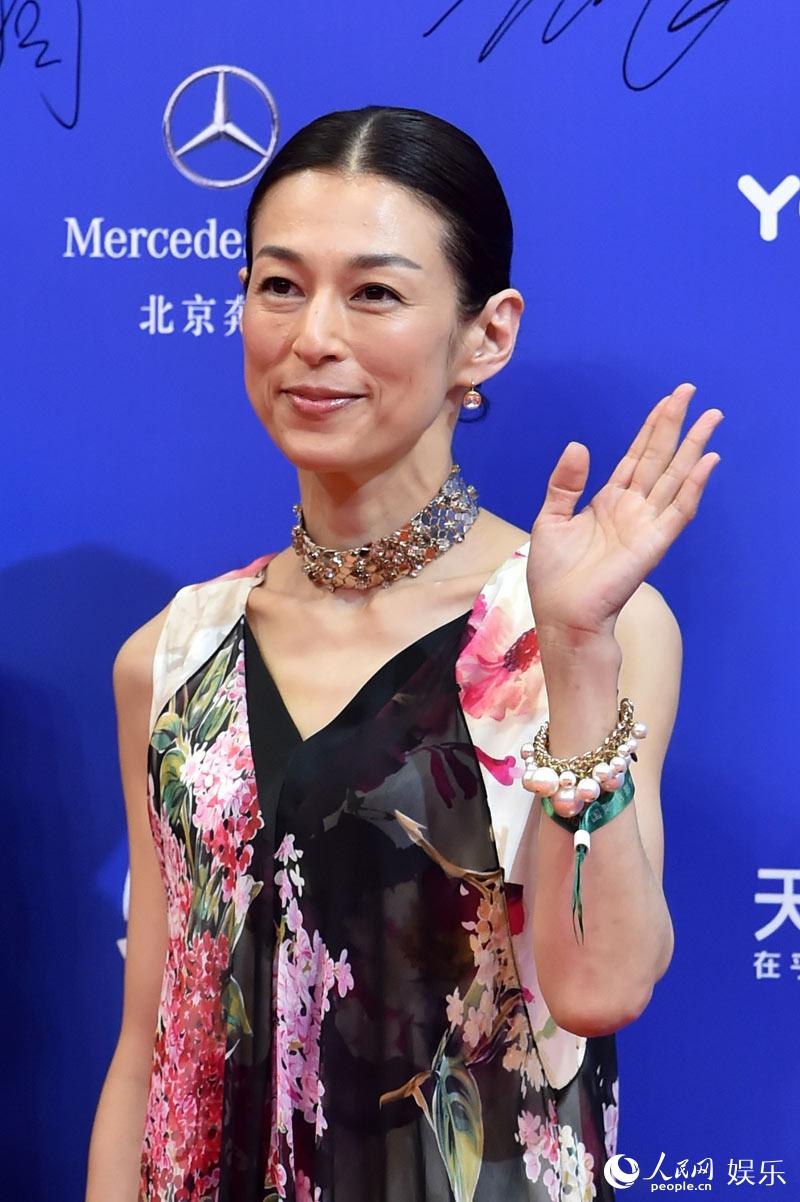 莫妮卡贝鲁奇惊艳北影节闭幕红毯 林志玲殷桃优雅PK