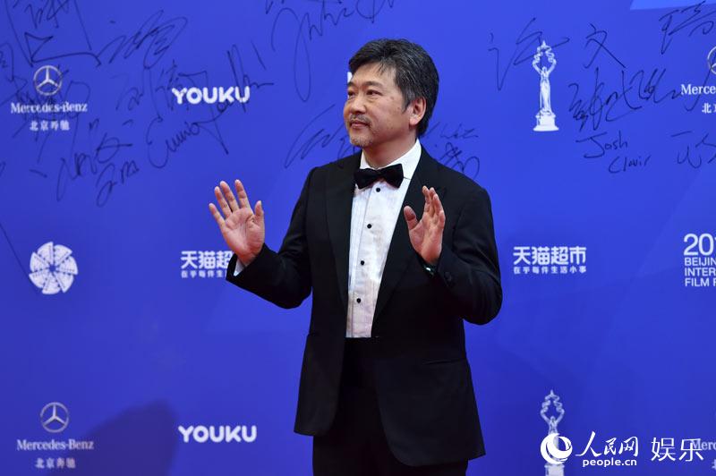 莫妮卡贝鲁奇惊艳北影节闭幕红毯 林志玲殷桃优雅PK