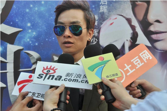 张启辉颜仟汶出席电影《夜战风云》东莞梦幻百