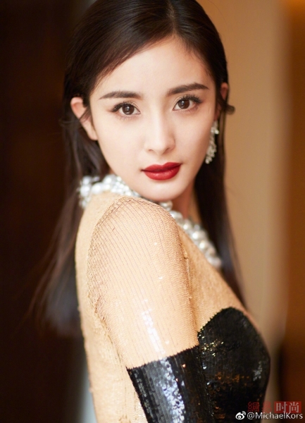 杨幂现身时尚界奥斯卡拼接黑色长裙霸气侧露