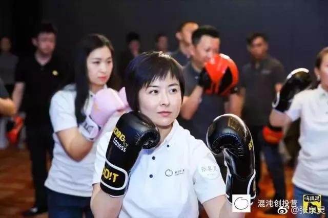 《奇葩说》里的张泉灵成了女版高晓松