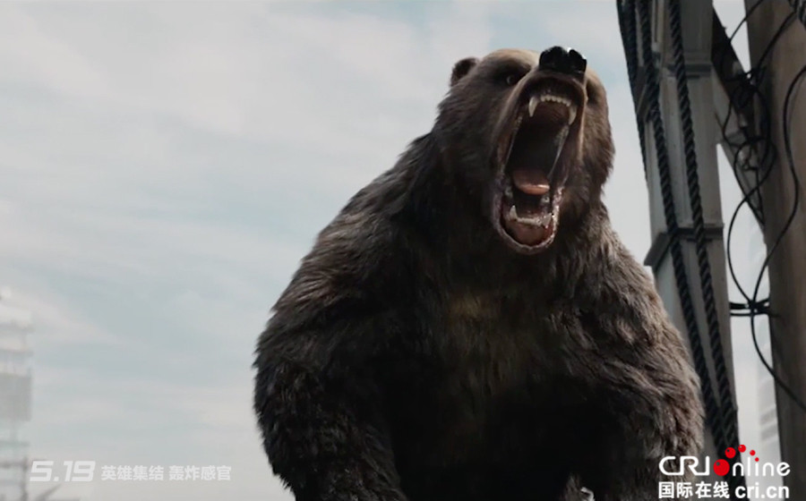 《守护者》曝海报 金刚熊三重形态变身巨熊捍卫故土