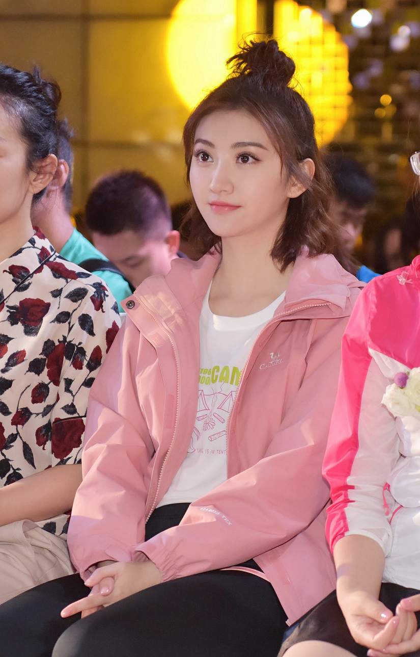 景甜粉色运动风甜美来袭 活力美少女元气满格