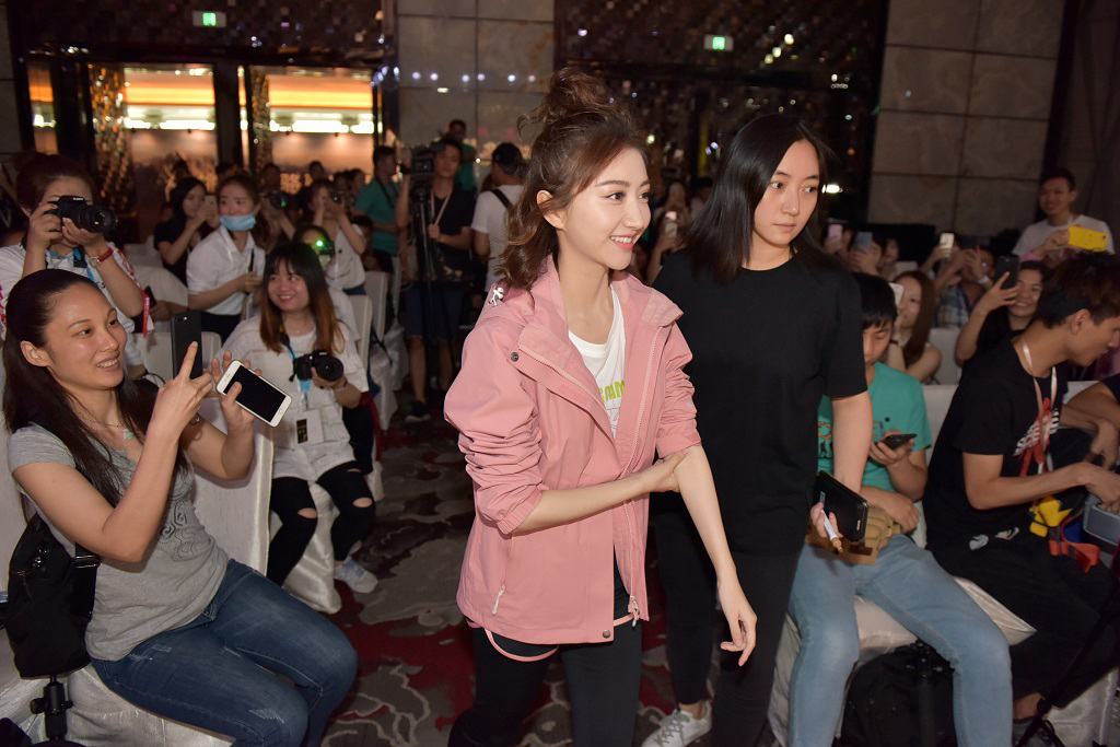 景甜粉色运动风甜美来袭 活力美少女元气满格