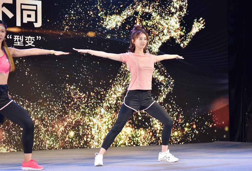 景甜粉色运动风甜美来袭 活力美少女元气满格