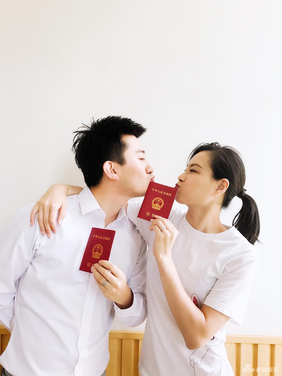 吴敏霞张效诚领证结婚!亲吻额头甜蜜十足