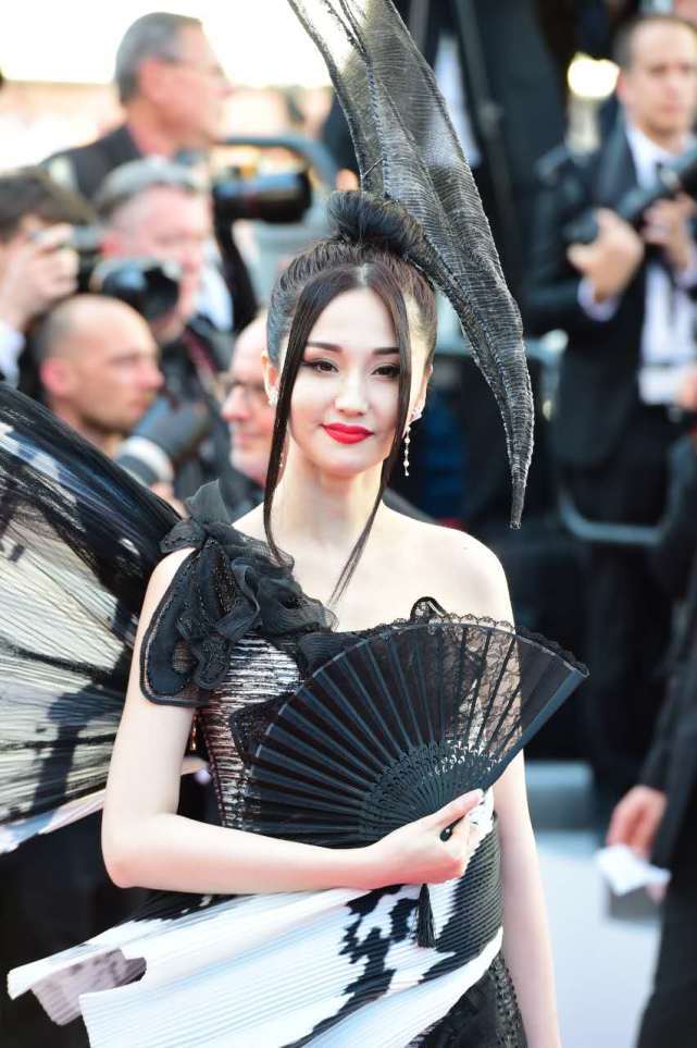 戛纳红毯奇葩造型 她们负责辣眼睛