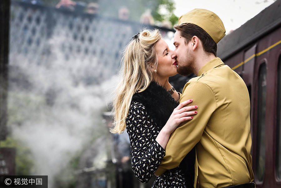 英国小镇办复古趴 情侣拥吻展示战争岁月另类爱情