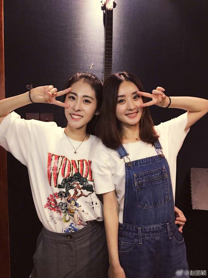姐妹花！赵丽颖张碧晨晒合影 笑容灿烂亲密无间