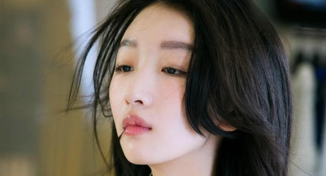 18岁被张艺谋捧红，罗晋曾为她疯狂，如今30岁只能跑龙套