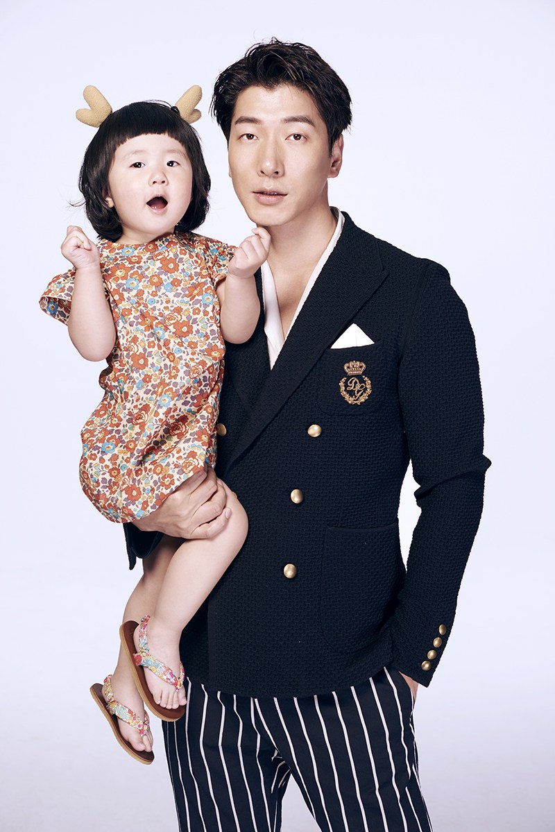 张亮女儿两岁首曝亲子照 镜头感不输爸爸[9]- 中国日报网