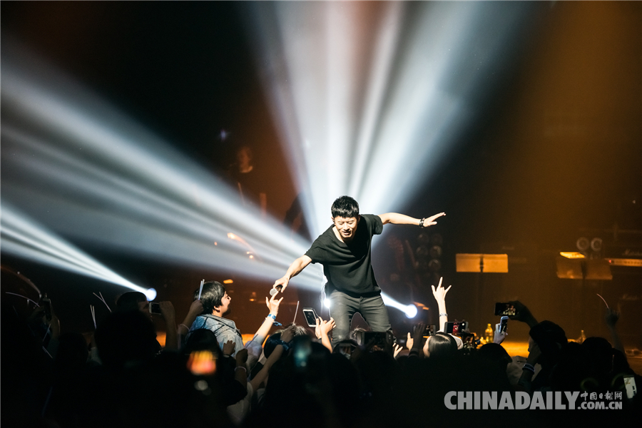 张杰受邀献唱《变形金刚5》中国区片尾曲 国际影响力引关注