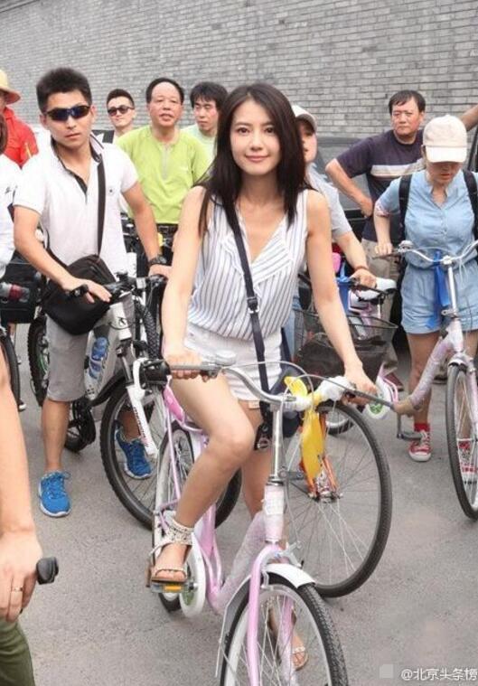 高圆圆北京街头骑单车 一双美腿太抢镜(图)