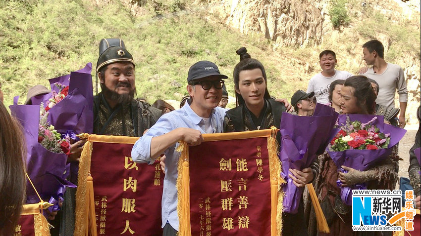 陈学冬首部古装电影《武林怪兽》杀青 导演刘伟强送锦旗