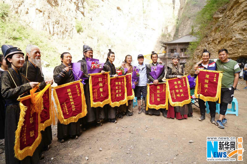 陈学冬首部古装电影《武林怪兽》杀青 导演刘伟强送锦旗