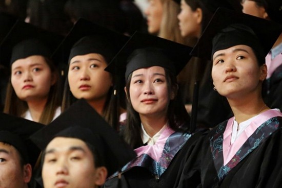 90.18％的受访大学生表示毕业典礼不可缺少