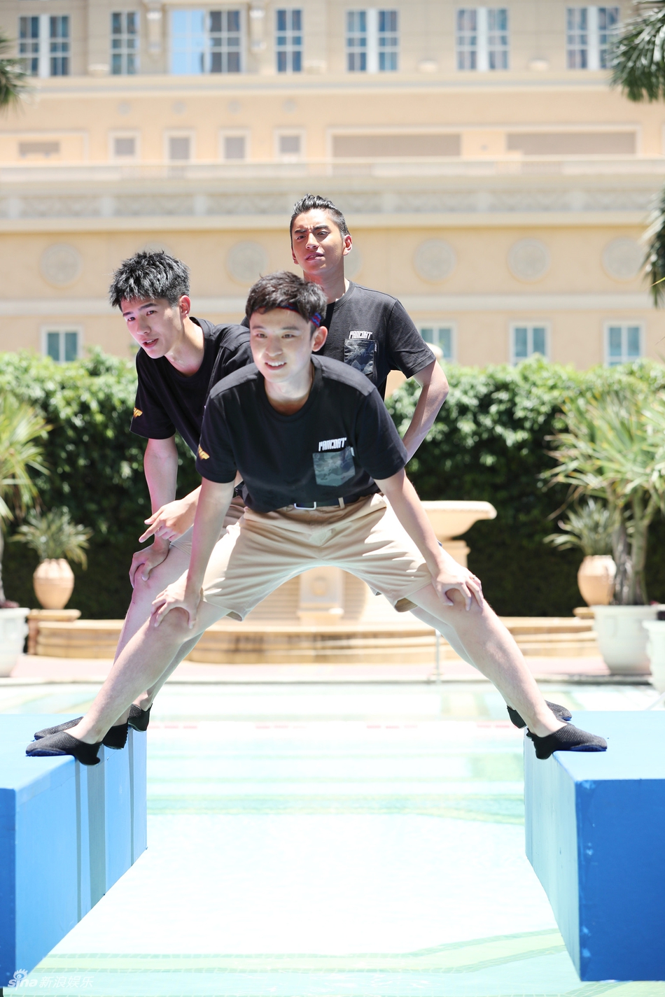 刘昊然王俊凯水上劈叉唱歌 挑战180度高难度姿