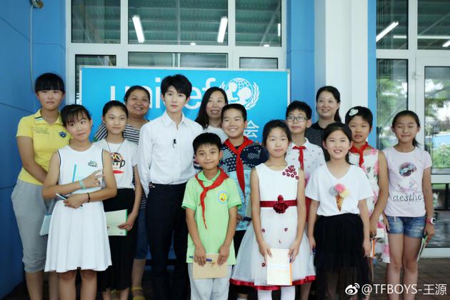 王源被授予青年教育使者 呼吁关注山区儿童教育