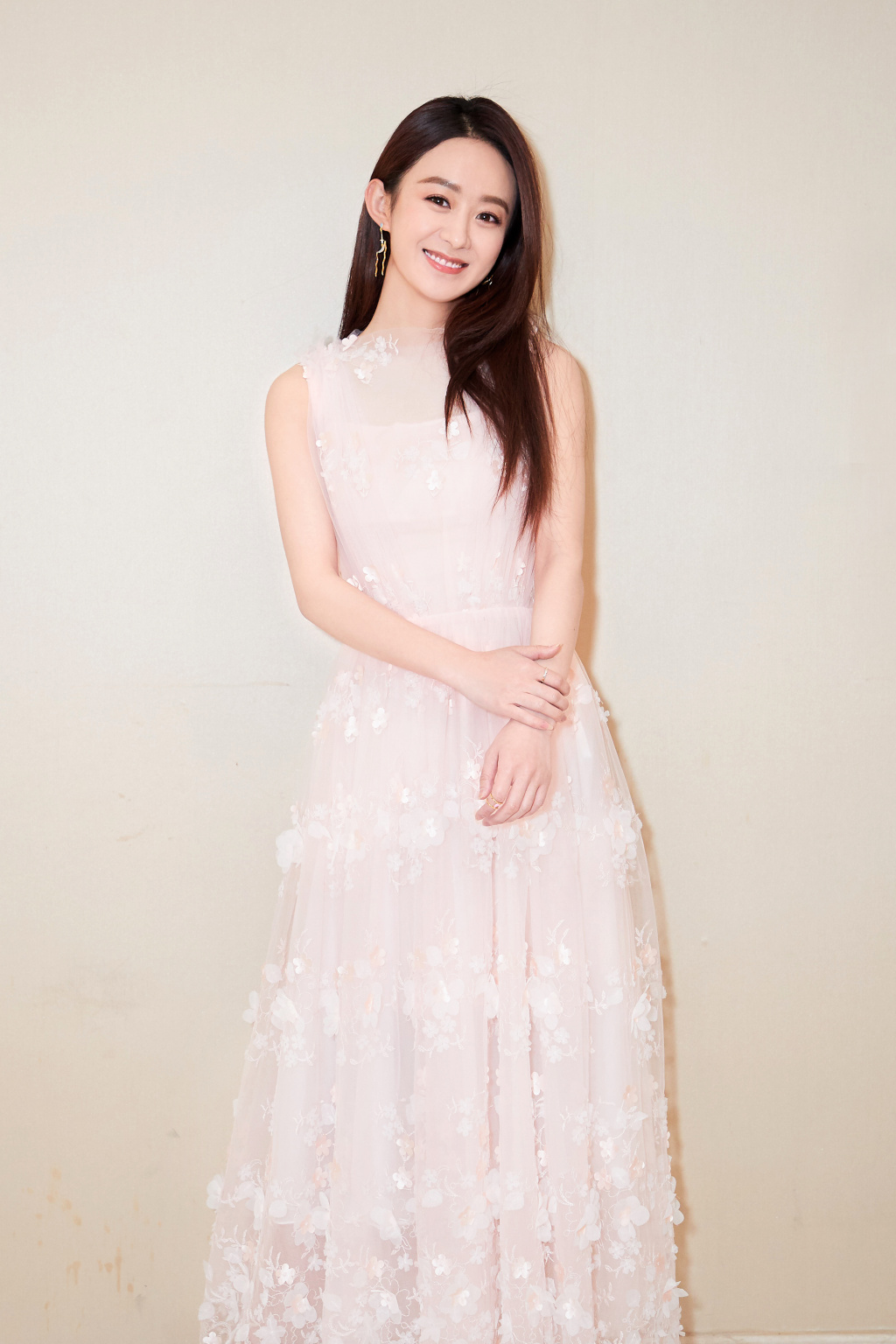 赵丽颖穿白裙子凹造型，全凭她本身好气质在强撑(3)-中国着装
