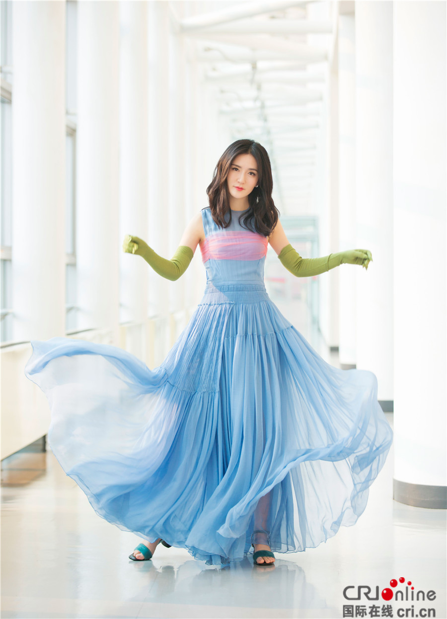 谢娜蓝色长裙仙气十足 轻纱薄裙舞动宛若快乐