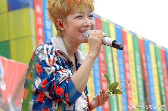 她凭一首歌一夜爆红，如今45岁大变样网友不敢认！