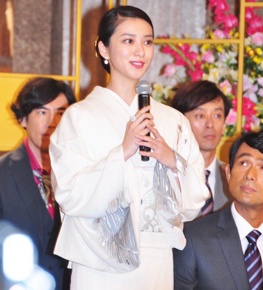 武井咲出席新剧发布会《黑色皮革手册》挑战