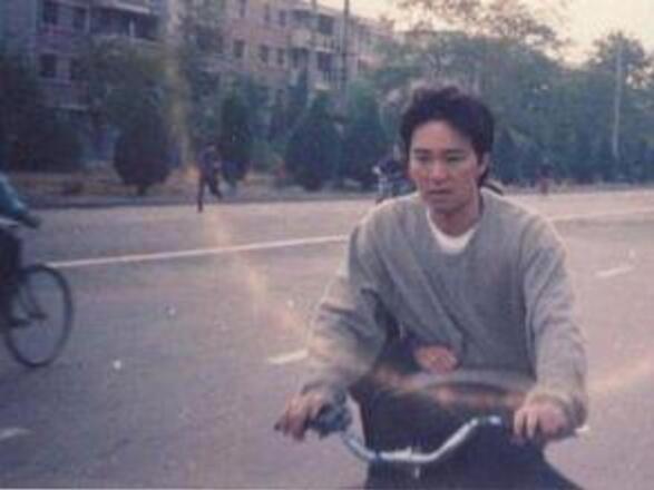 周星驰自行车后座的神秘女人究竟是谁?刘镇伟揭开谜团