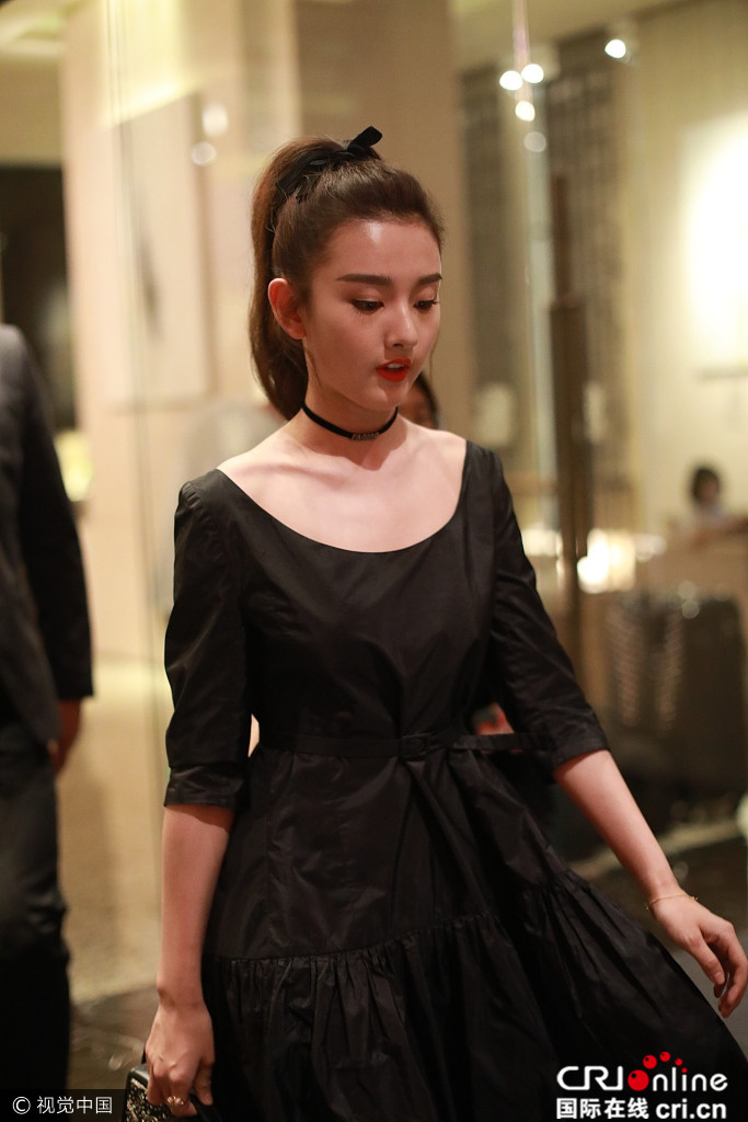 宋祖儿梳高马尾cos赫本造型 露性感锁骨晒美腿