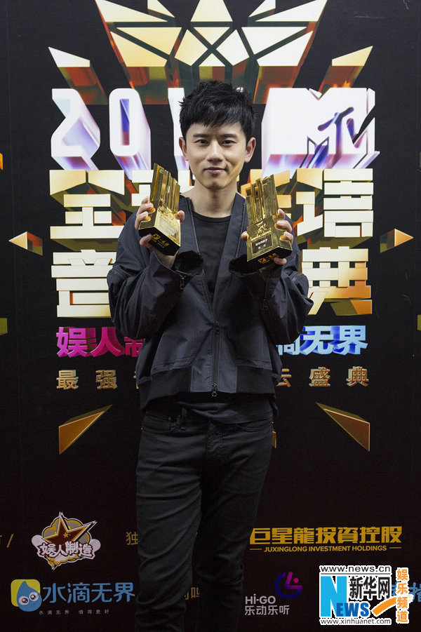 张杰MTV华语盛典斩双奖 被陈淑芬爆料是送话筒的“三张之一”