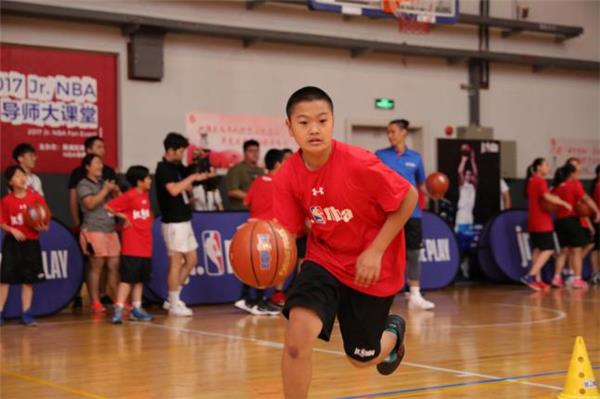 林书豪现身2017 Jr. NBA 导师大课堂上海站，教小学员基本功畅谈篮球人生