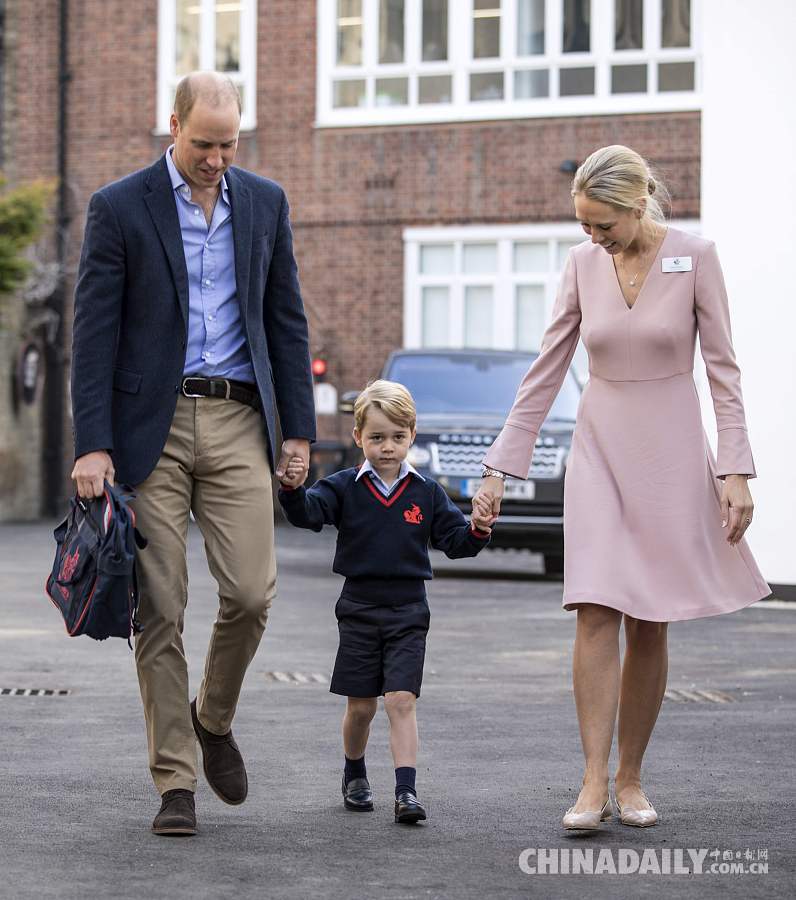 英国乔治小王子迎开学第一天 “害怕”与校长握手