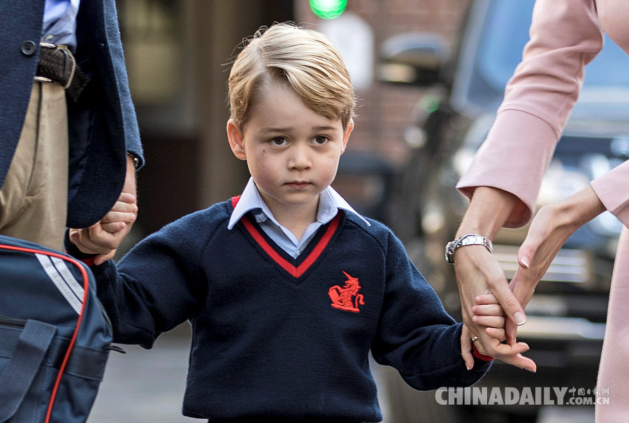 英国乔治小王子迎开学第一天 “害怕”与校长握手