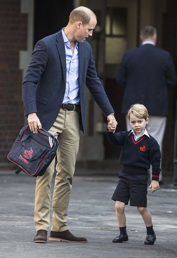 威廉王子送儿子上学 乔治一脸不情愿萌翻