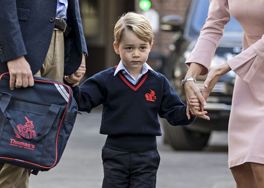 威廉王子送儿子上学 乔治一脸不情愿萌翻
